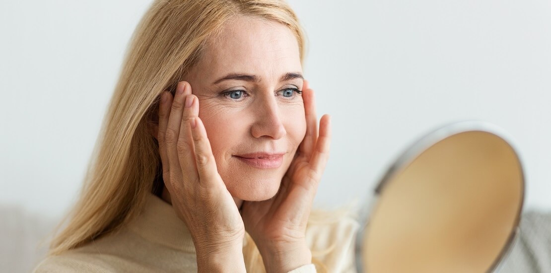 nő szemhéjplasztika után tükörbe néz