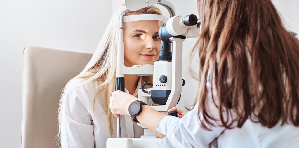 Szemész szakorvos szemészeti vizsgálatot végez