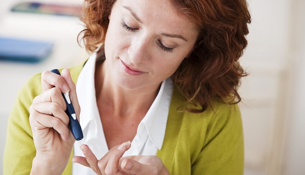 cukorbetegség miatt vércukor szintet ellenőriz egy nő